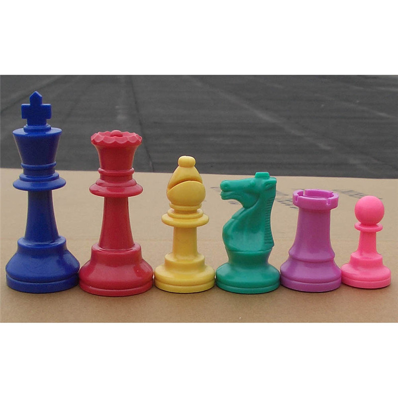 Colorful Plastic Chess Pieces  - Board Game Queen recensione e prezzo