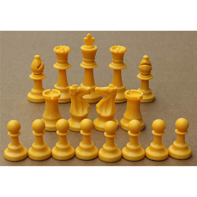 Colorful Plastic Chess Pieces  - Board Game Queen recensione e prezzo