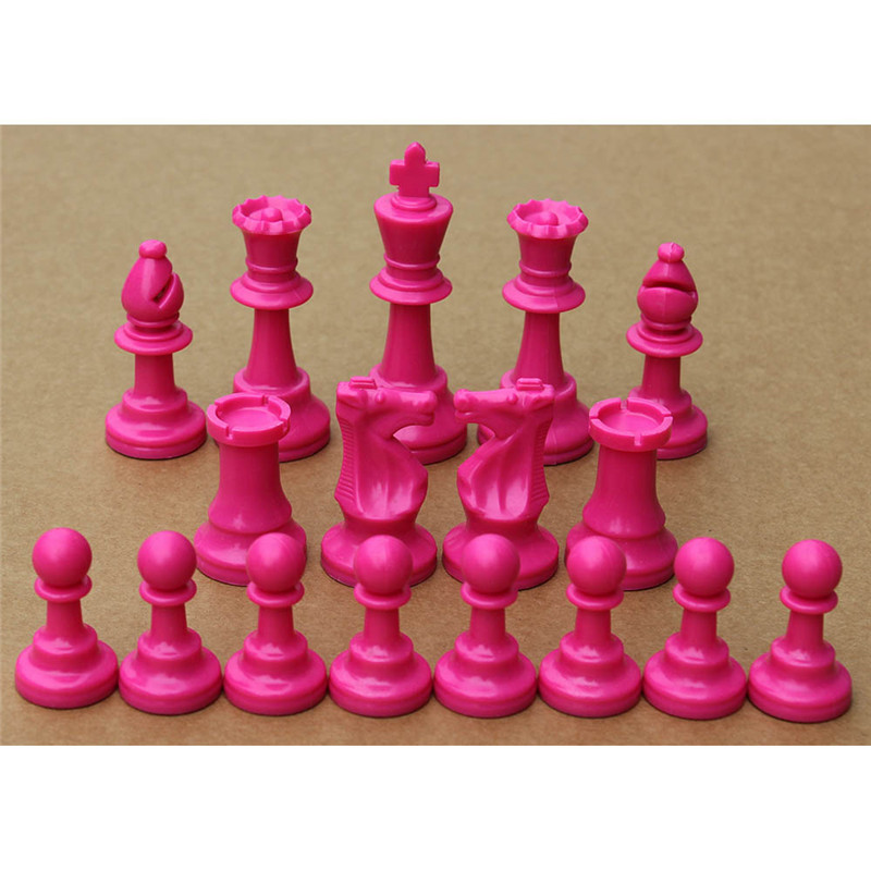 Colorful Plastic Chess Pieces  - Board Game Queen recensione e prezzo